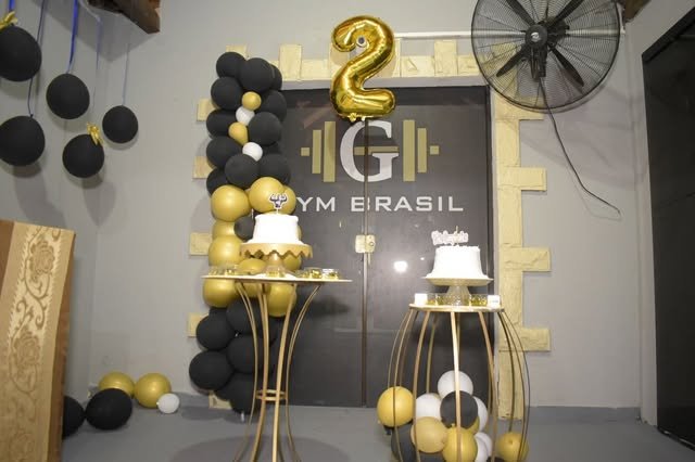 El frente de Gym Brasil, con el logo pintado en el portón